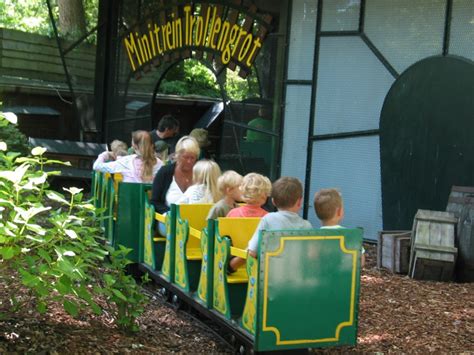 Illustratie van het minitreintje dat door de trollengrot rijdt