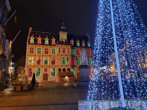 Historisch kasteel in Herne, verlicht tijdens de kerstperiode