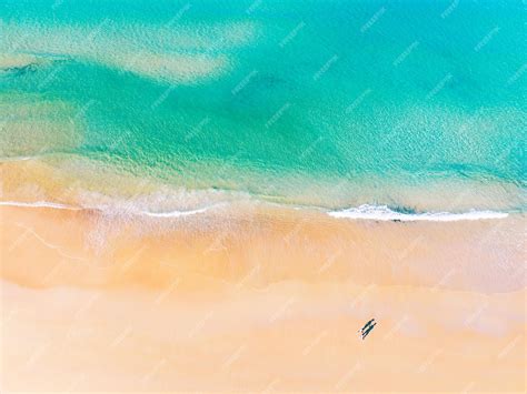 Luchtfoto van een idyllisch strand op Kos met turquoise water en ligbedden