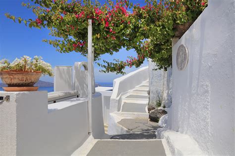 Sfeervolle straat in Kos-Stad met traditionele architectuur en bloeiende bougainville