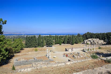 Impressie van de ruïnes van het Asklepieion met oude zuilen en stenen structuren