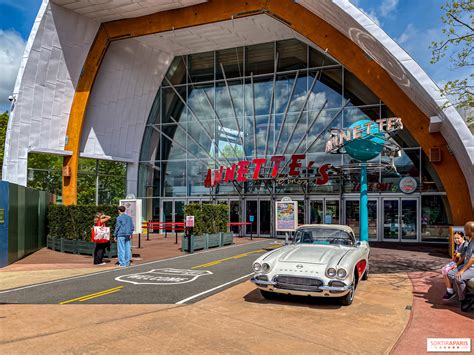 Foto van Disney Village met diverse restaurants en winkels