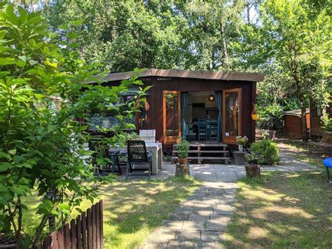 Sfeervol houten chalet in een bosrijke omgeving