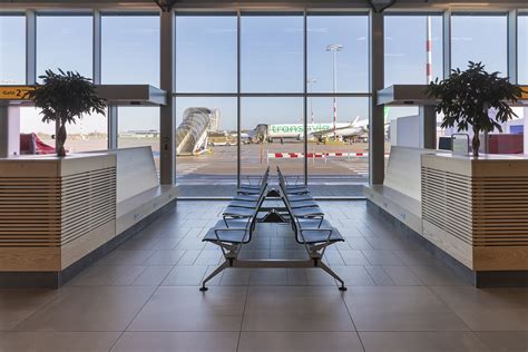Interieur van Schiphol Airport met winkels en wachtruimtes