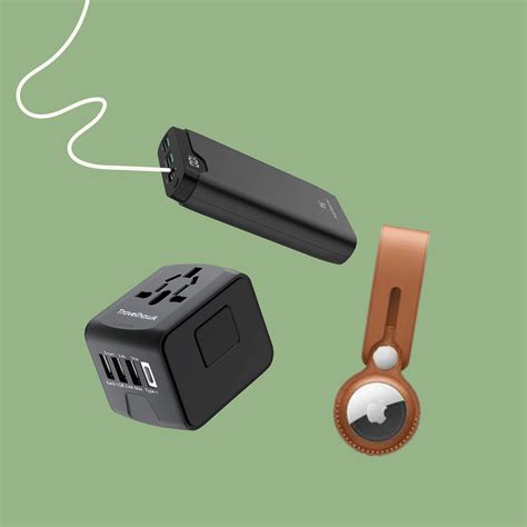 Een verzameling van essentiële elektronica voor backpackers, zoals een smartphone, powerbank en wereldstekker.