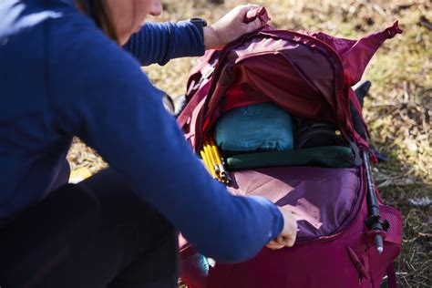 Voor- en na-afbeelding van het inpakken van kleding in een backpack met en zonder packing cubes, om de organisatie te illustreren.