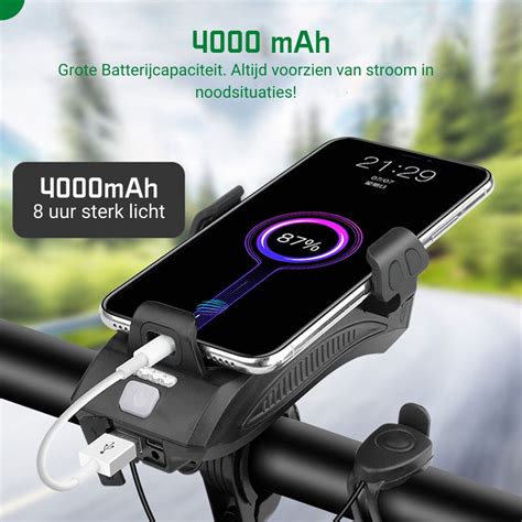 Een powerbank die een smartphone oplaadt, met de backpack op de achtergrond.