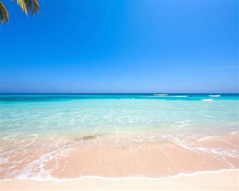 Luchtfoto van het eiland Saona met witte zandstranden en turquoise water