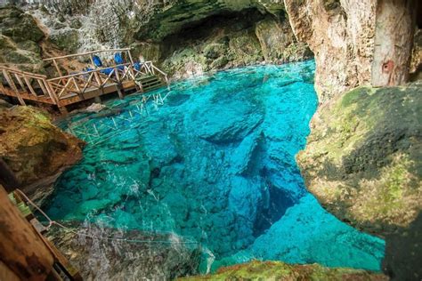 Groene jungle landschap met een turquoise cenote (Hoyo Azul) in Scape Park