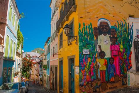 Historische koloniale straat in Santo Domingo met kleurrijke gebouwen