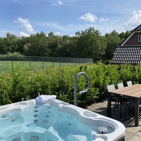 Familie geniet van een zwembad in een ruime groepsaccommodatie