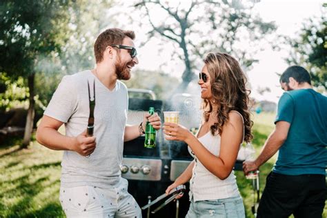 Groep vrienden geniet van een barbecue in de tuin van een vakantiehuis