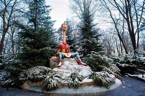 Illustratie van de Winter Efteling met kampvuren en winterse decoraties