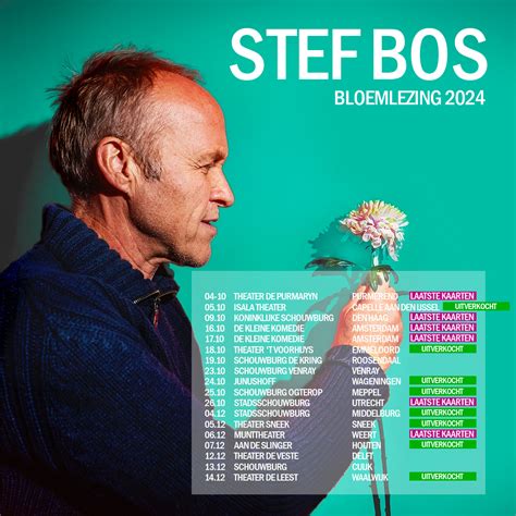 Stef Bos staand op een podium, zingt met passie