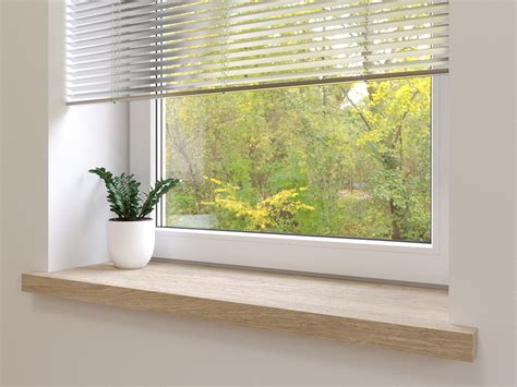 Detailfoto van de betegelde vensterbank met Delftsblauwe KLM-tegeltjes.