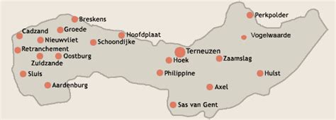 Een kaart van Zeeuws-Vlaanderen met gemarkeerde wandel- en fietsroutes en toeristische attracties.
