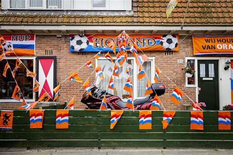 foto van een huis versierd met duizenden kerstlichtjes