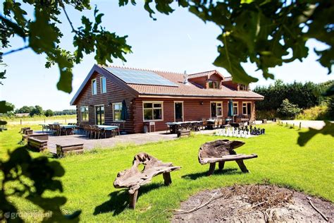 Een sfeervolle groepsaccommodatie voor 12 personen in een natuurlijke omgeving.