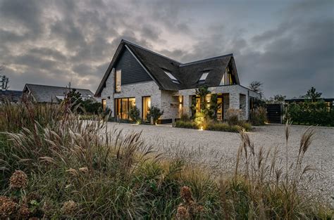 Een sfeervolle foto van een hotel in Drouwen, omgeven door de natuur van Drenthe.