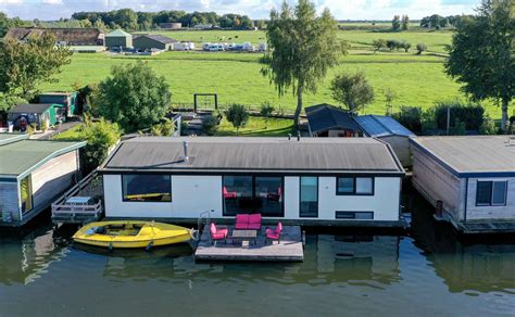 Verschillende soorten accommodaties aan het water, zoals woonboten, tiny houses en hotels met uitzicht.