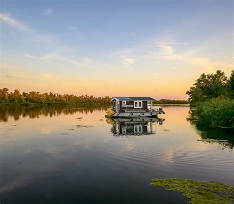 Een blokhutboot, een combinatie van een comfortabele blokhut en een boot.