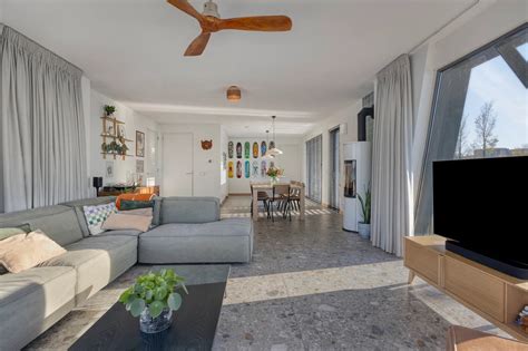 Interieur van een luxe watervilla met uitzicht op het water.