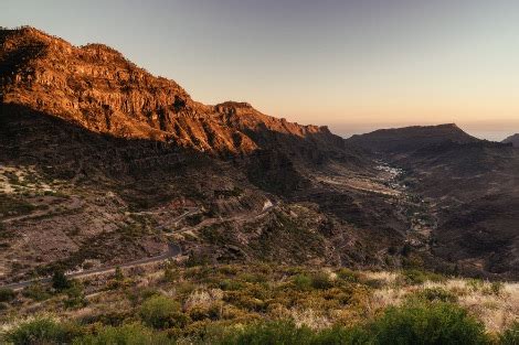 panoramisch uitzicht over de kustlijn van Gran Canaria met bergen op de achtergrond