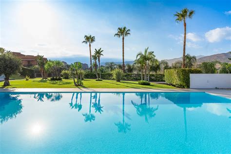 een luxe vakantievilla met privézwembad en zonovergoten terras