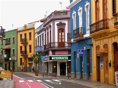historische straat in Vegueta, Las Palmas met kleurrijke gebouwen