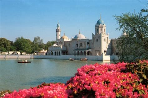 Architectuur van het Fata Morgana gebouw, geïnspireerd op Marokkaans-Arabische invloeden met kleurrijke koepels en halvemaan-symbolen.