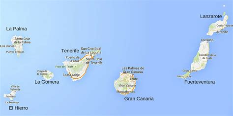 Panoramisch uitzicht op een van de diverse landschappen van de Canarische Eilanden, met vulkanische rotsen en weelderige vegetatie.