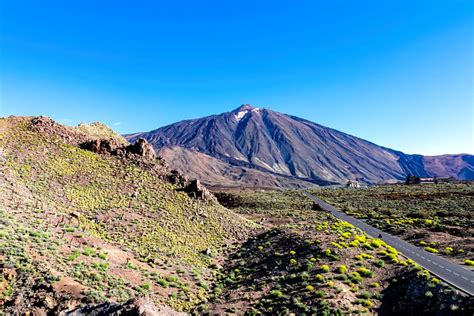 De vulkaan El Teide op Tenerife, met een indrukwekkend vulkanisch landschap op de voorgrond.