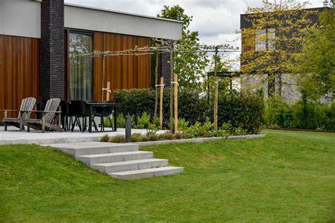 moderne, vrijstaande villa met een ruim terras en groen aangelegde tuin