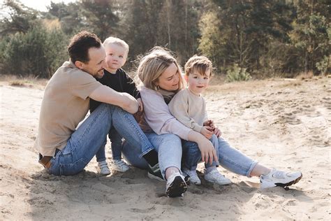 Gezinsfoto met skiuitrusting voor een chalet