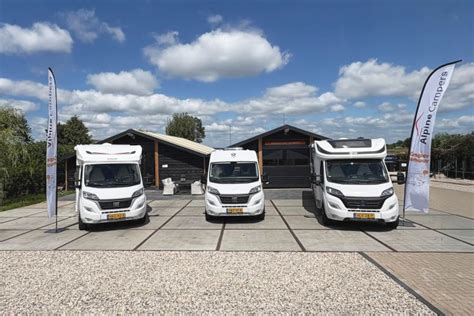 Diverse moderne campers, klaar voor verhuur, met een aantrekkelijke uitstraling