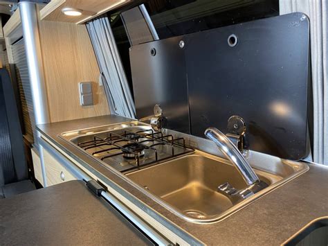 Interieur van een complete camper met keukenblok, zitgedeelte en slaapplaatsen