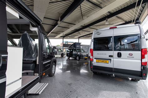 Het exterieur van een showroom met diverse campers