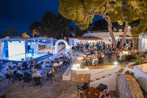 Dronebeeld van het Marble Stella Maris Ibiza resort met de baai en het strand op de achtergrond