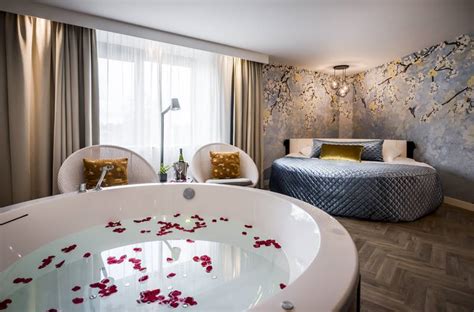 Luxe hotelkamer met bubbelbad en uitzicht op Amsterdam