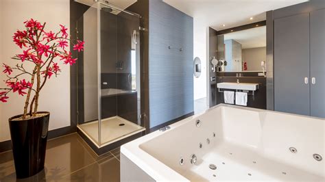 Interieur van een luxe suite met bubbelbad en moderne inrichting