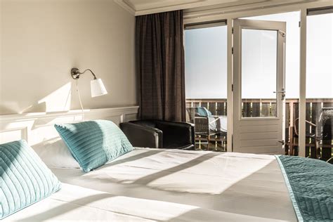 Foto van een moderne en ruime hotelkamer met balkon bij Van der Valk Hotel Schiphol