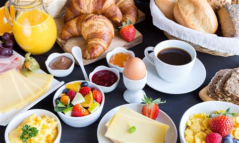 Gedetailleerde foto van het uitgebreide ontbijtbuffet met diverse verse producten