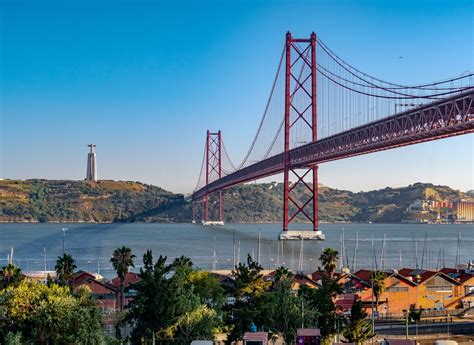 Panorama van Lissabon met de Taag en de 25 de Abril brug