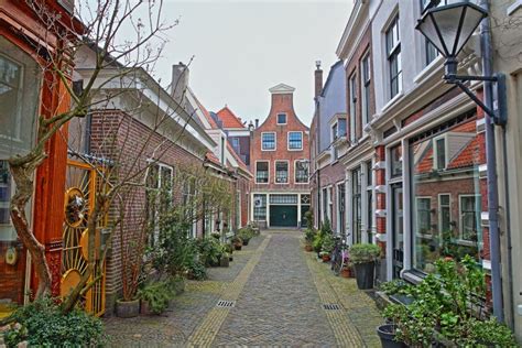 Kleurrijke straat in Alfama met traditionele huizen en wasgoed