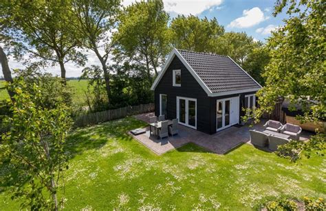 Illustratie van een campingplaats met een klein huisje met privé sanitair (douche, toilet, wastafel)
