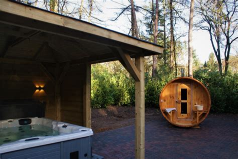 Foto van een luxe campingfaciliteit met infraroodsauna en privé douche/toilet