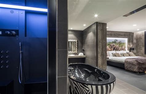 Interieur van een romantische suite met jacuzzi