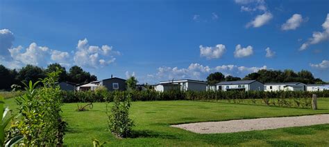 een ruime staanplaats voor een stacaravan op een camping