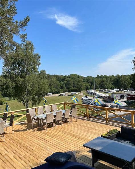 een sfeervolle camping met goed onderhouden gras en nette sanitaire voorzieningen