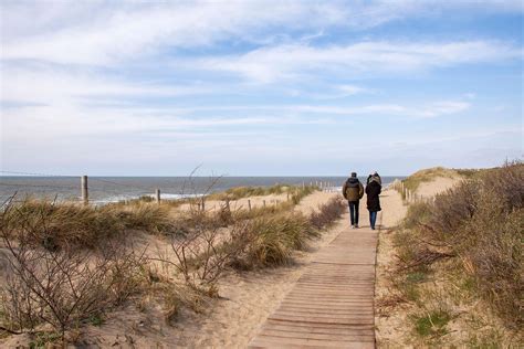 Uitzicht vanaf een vakantiewoning op de duinen en het strand
